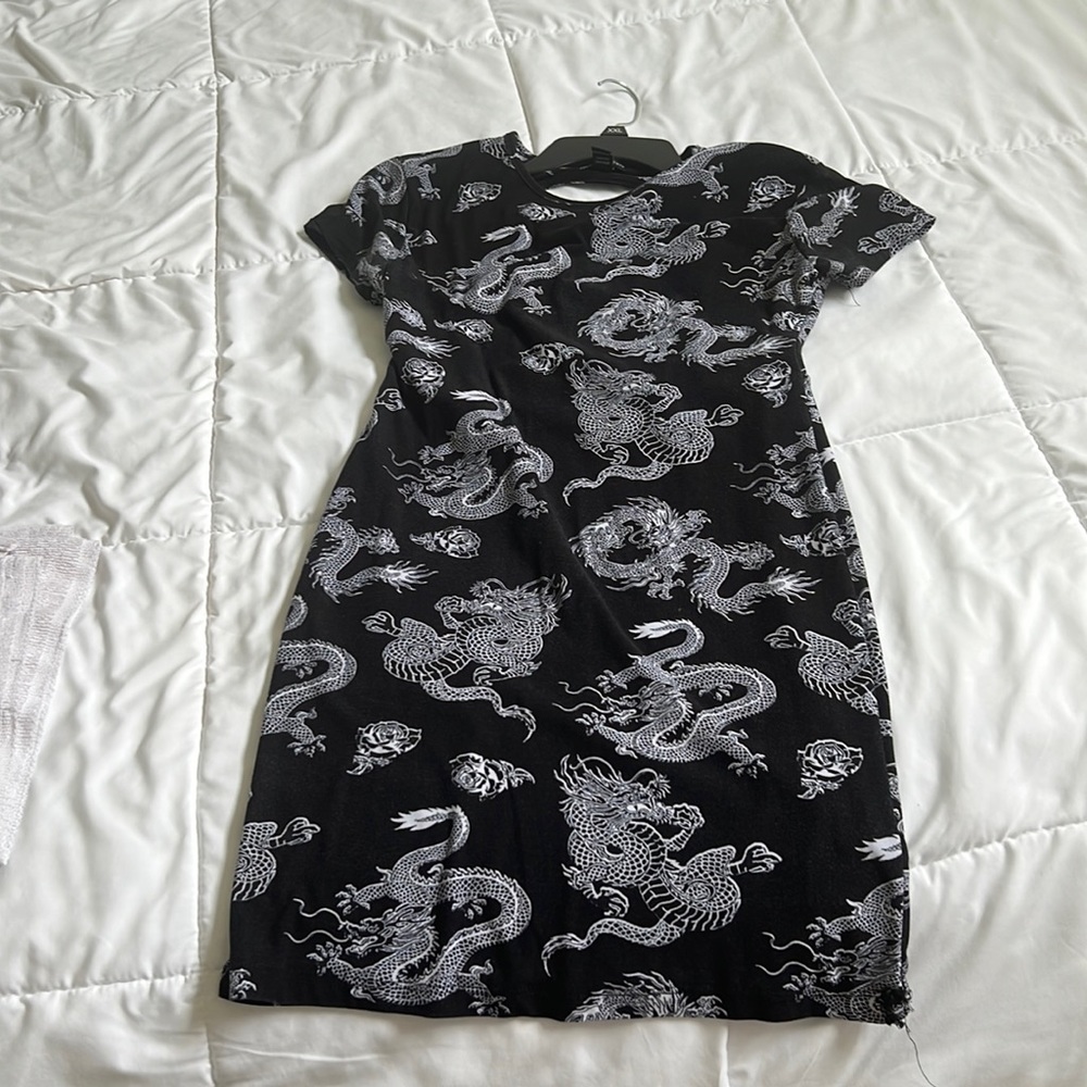 Black dragón design dress